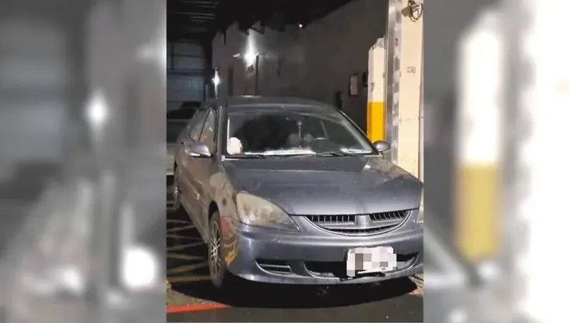 轎車擋停車場出入口！「一原因」無法拖吊　居民怒轟：打給警察也沒用