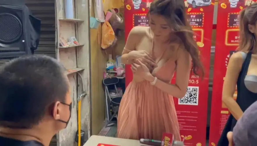 巨乳禮生赴夜市宣傳穿幫！「南半球見客」 粉絲暴動
