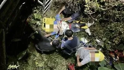 17歲男貢寮夜騎撞護欄　跌落3米深溝大腿撕裂傷