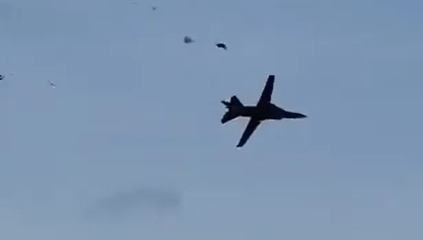 影/美航展傳意外！米格-23戰機墜毀　2飛行員驚險「彈射逃生」畫面曝