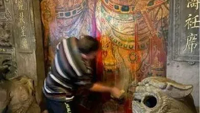 洋男喝ㄎ一ㄤ「拿清潔劑猛擦」！毀了百年古蹟　瞎稱：廟門太髒
