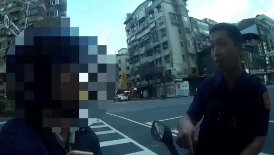 影/開遠光燈遭攔查出無照騎車　男子嗆警衝撞遭上銬送辦