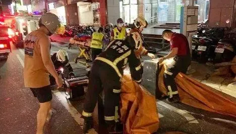 桃園女坐女兒牆！休假消防員路過相助　她冷靜了「氣墊安心消風」