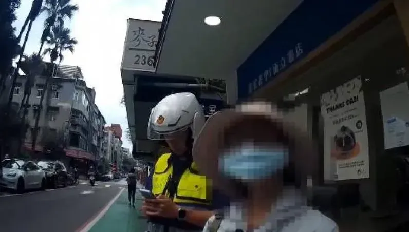 北市女蹲路邊！巡邏警貼心關注一查　喔！是竊盜通緝犯