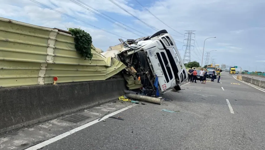 快訊/西濱彰化段水泥車撞護欄倒栽蔥　車頭削半、駕駛受傷