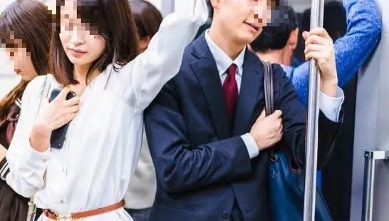 正妹擠捷運「蜜桃被香腸頂到」！　釣出鄉民哀喊：「自己的」也被迫靠到