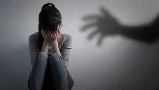 狼師幫妹子補習「20次強抱襲胸」！鬼扯「安撫讓她開心」　判2年