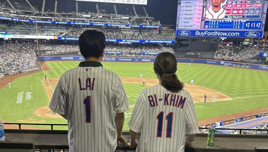 賴清德、蕭美琴秀大都會球衣合照　背號引人聯想：賴蕭配了嗎？