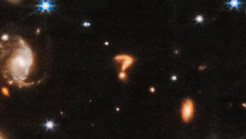 超酷！外太空出現「大大的問號」　科學家：兩個星系碰撞