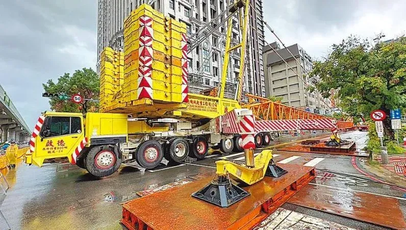 吊臂墜落砸中捷釀1死！　興富發文心愛悅塔吊拆除...加封1車道