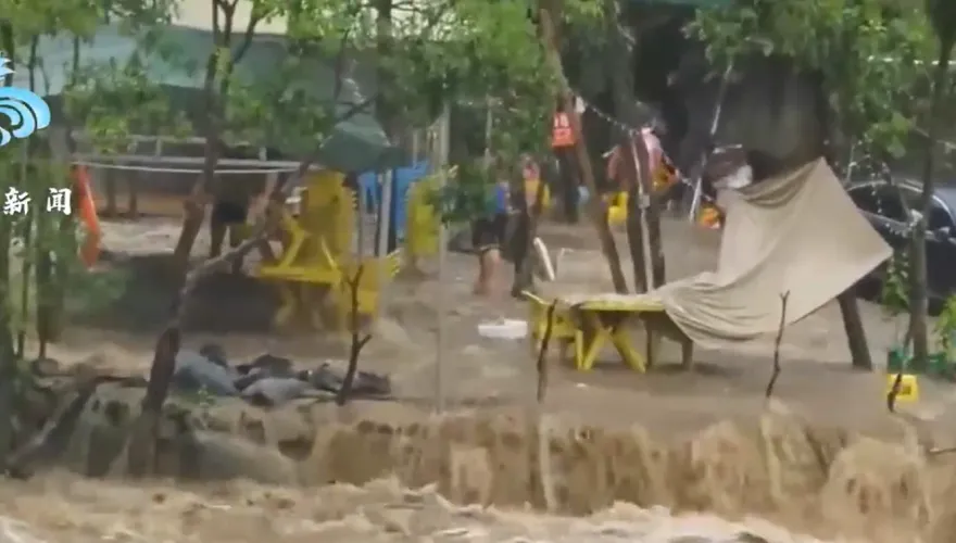影/泥流淹沒露營聖地！廣西上林突發山洪　志工狂敲鑼「叫大家快逃」