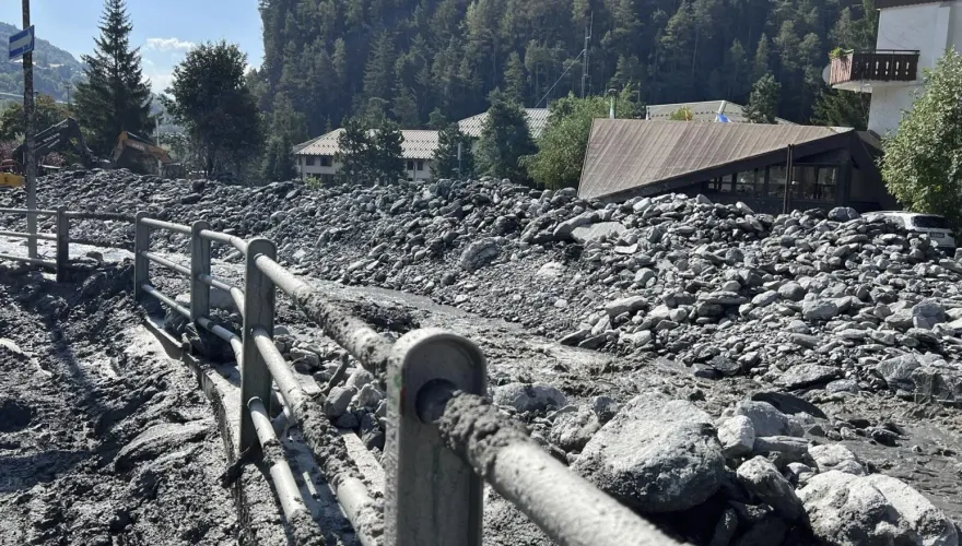 影/義大利小鎮山洪爆發大量泥流淹沒道路　洪水潰堤驚險瞬間曝