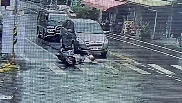 影/騎士等紅燈突昏厥倒地　休旅車綠燈油門一踩「輾過頭胸」當場亡