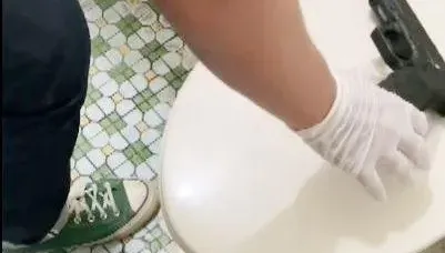 影/神預測！台中男槍彈「包好好」藏馬桶水箱　警攻堅輕鬆搜出