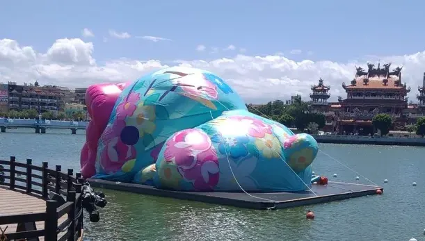 影/Hello Kitty成「躺平族」！不敵桃園7級陣風...水上陣亡照曝光