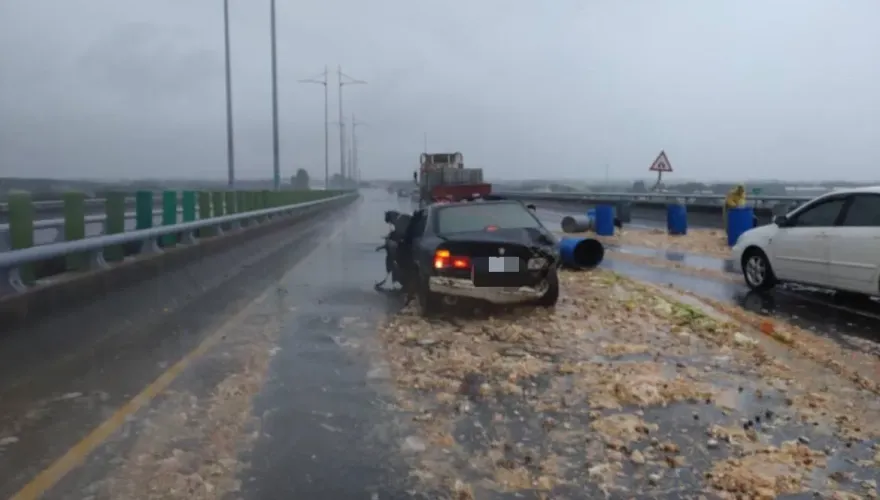 國3里港段臭死了！廚餘車追撞事故車　餿水吐滿地