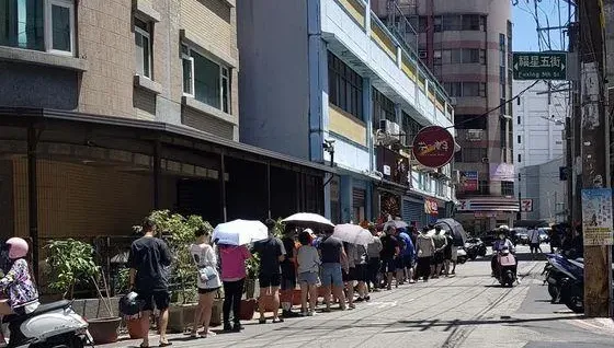 南霸天「茶の魔手」進駐中壢！開幕當天排爆　一票網友喊：好喝的來了