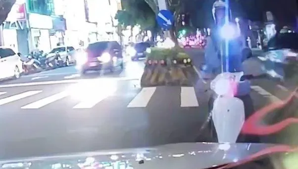 影/手電筒怪客出沒天母！騎車突停「強光猛閃」　網曝：是累犯