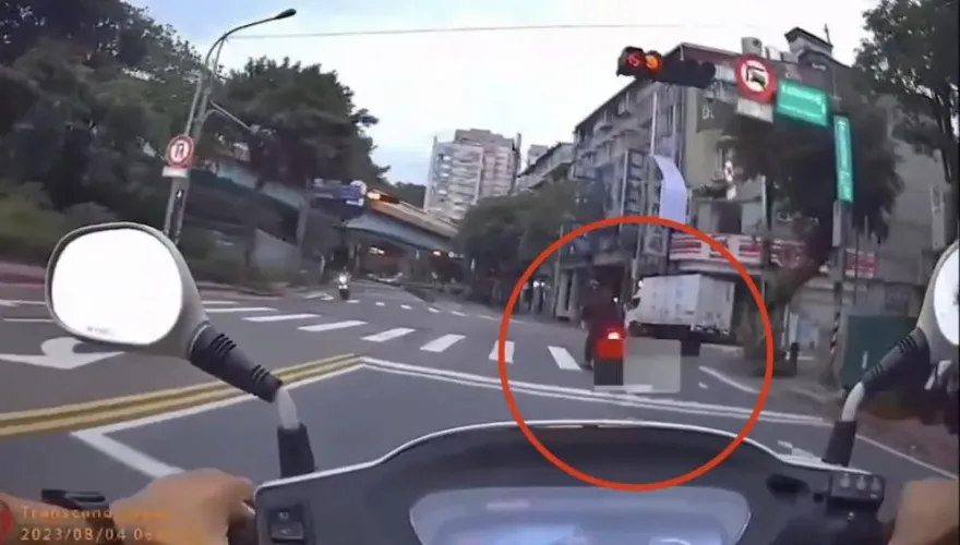 影/清晨宿醉騎車搖晃不穩露餡　警攔檢酒測值超標遭逮