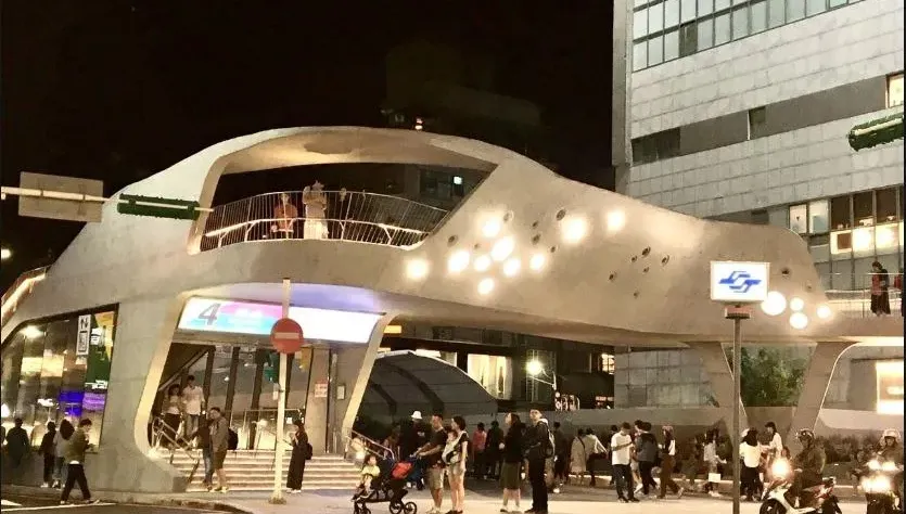 影/落單女遭搭訕陪酒！中山捷運站出口慘淪酒店經紀「獵場」
