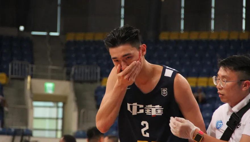 瓊斯盃/賀博連續超狂暴扣！中華白領先卡達　「台灣KD」馬建豪血流滿面退場治療