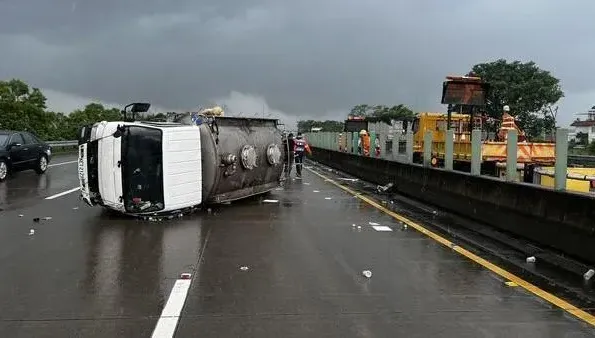 快訊/國1路竹段槽車爆胎翻覆！佔兩車道　55歲男受傷脫困
