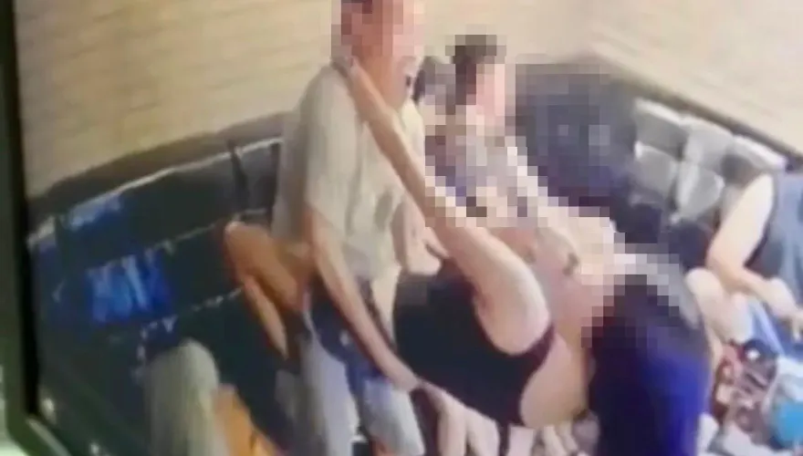 爆料找中天/空官喝花酒2　政戰處長帶頭違紀！包廂摸臀陪侍女還三貼火車便當