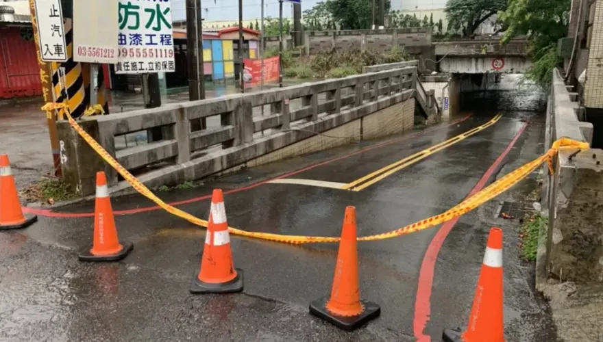 大雨下成噴泉！新竹市區多處積淹水　地下道緊急封閉禁止通行