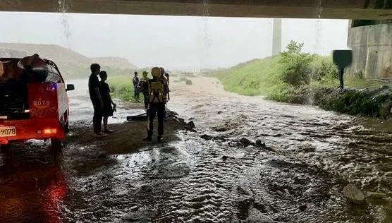 暴雨狂炸新北！溪水暴漲越野騎士受困林口水牛坑　警消架梯救援