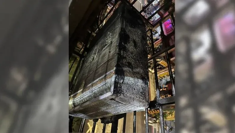 新北清晨驚險火警！冷氣室外機竄火苗　外送員驚見逐戶按電鈴英勇救人