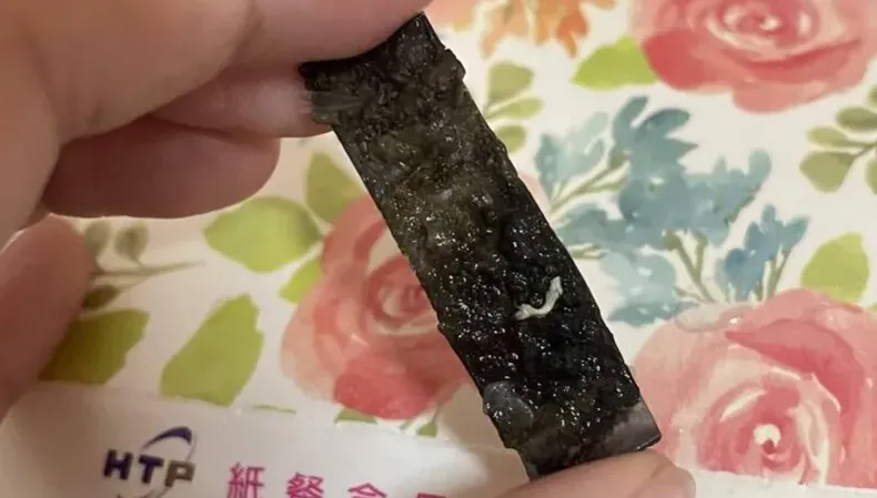 影/最後一口才發現！高雄自助餐吃到「污垢鐵片」