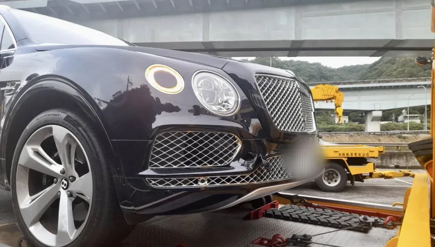 快訊/超貴車禍！小貨車五楊高架追撞千萬賓利　再推撞VOLVO賠慘了