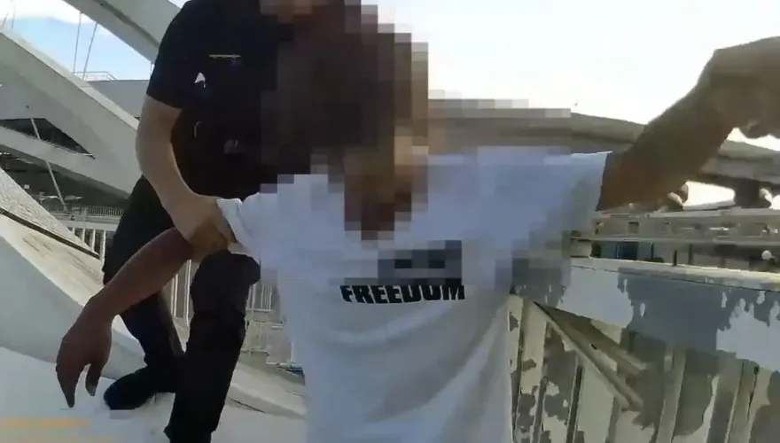 影/驚險瞬間！失意男爬30米高三角湧鋼橋　勇警安撫攀爬及時救人
