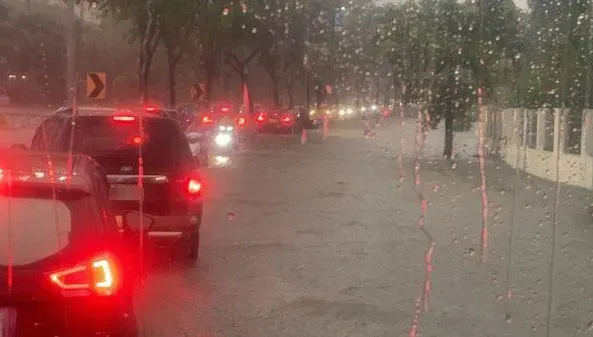 高雄被暴雨狂炸大淹水　媒體人嘆：若發生在「這2都」綠早譙翻