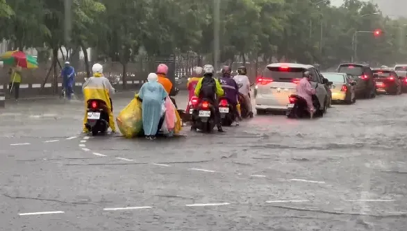 國慶連假遇冷雨！鋒面＋冷空氣南下「這2地」遇雨降溫　雙颱共舞機率揭曉