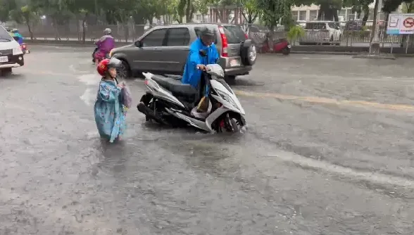 暴雨高雄狂淹水　網翻韓國瑜當市長時這照片狠酸綠營