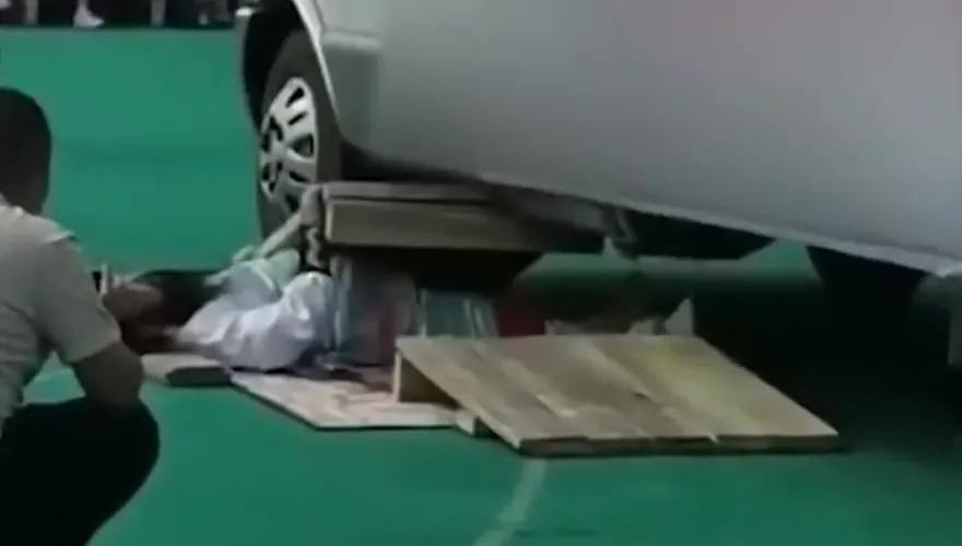 影/75歲氣功大師現絕活！躺地讓貨車輾過　下秒一動也不動嚇壞觀眾