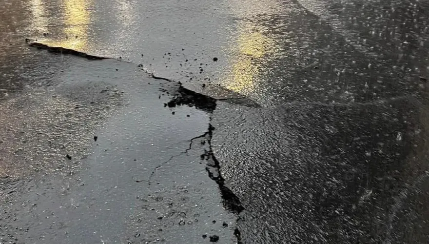高雄雷雨轟炸不平靜　鳳山區爆馬路塌陷…驚見3公尺裂痕！