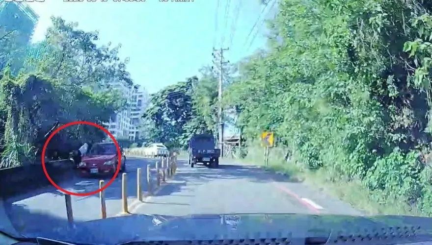 影/有夠可惡！行人遭車「撞落溪溝」摔斷腿　駕駛肇事逃逸
