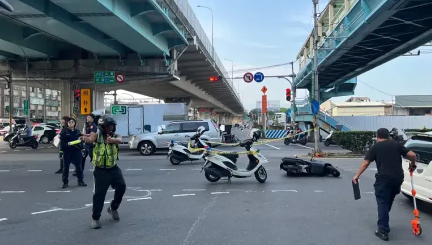 快訊/上班遇死劫！新莊女騎士遭右轉貨車碰撞　當場拋飛慘死