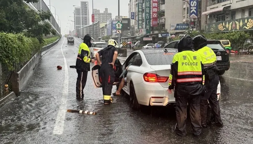 影/上國道前先進匝道泳池？白BMW「高架在眼前」…泡過頭拋錨熄火超無奈