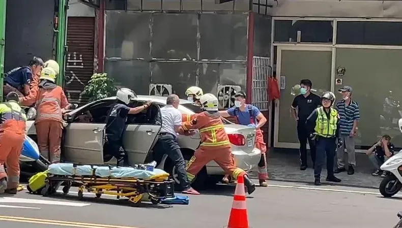 快訊/新竹恍神男追撞機車　騎士「夾心」貨車命危！送醫搶命