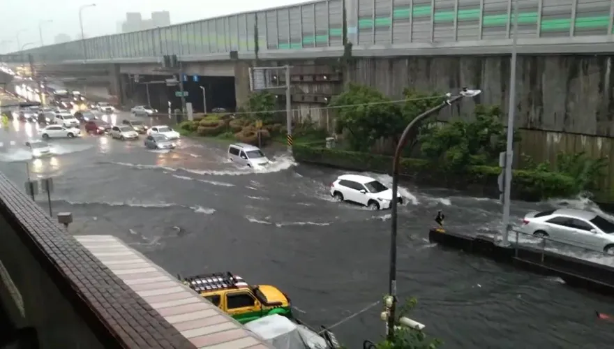 迴力鏢來了！雨炸高雄害積水　粉專引陳建仁「名言」這就是陳其邁的超前部署