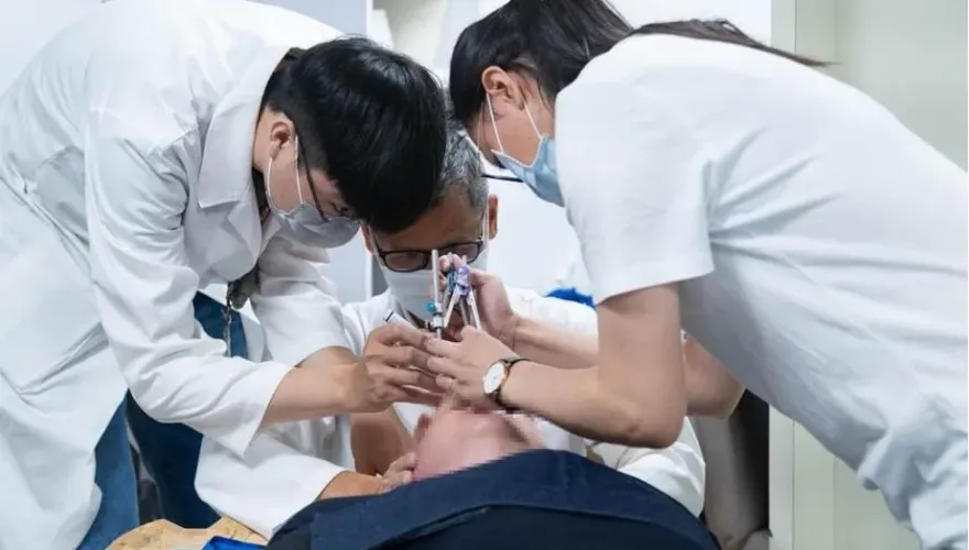 瑞士作家罹腦癌求醫無數！清大、北榮「硼中子捕獲治療」替他無損除腦瘤