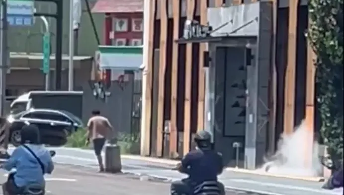 快訊/台中瓦斯桶未綁緊突滾落墜地　狂噴白色氣體！路人嚇爆