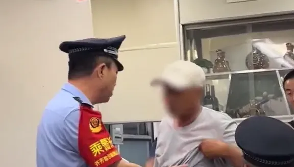 影/媽為病兒「多買1座位」被陌生大爺痛罵不道德　警怒：有點過分了