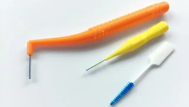 牙間刷怎麼挑？牙醫授正確使用方法：「2類人」要注意