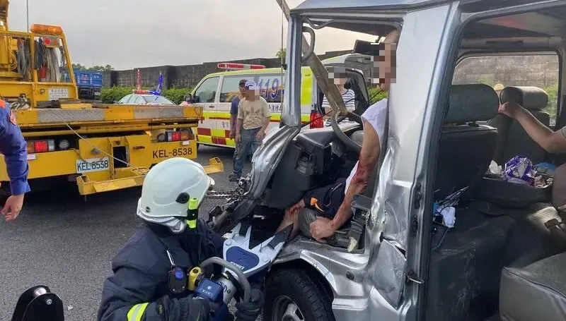 快訊/國1南下苗栗銅鑼段2車禍　10車慘撞共計9人傷