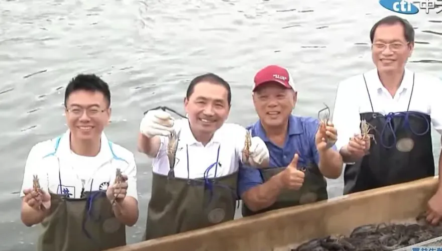 影/侯友宜赴屏東「採檸檬又撈蝦」！喊一定幫農民打開大陸市場