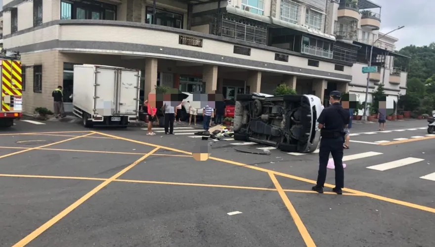 快訊/驚險畫面曝！高雄小港貨車失控直衝民宅　轎車側翻躺路中…5傷送醫